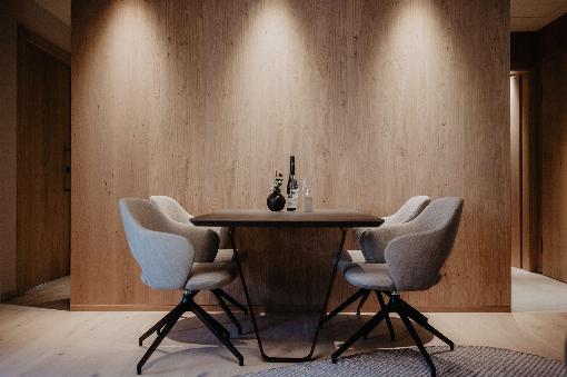 Bilder 1 bis 5: Furnier, wohin das Auge blickt: Dank des edlen Naturmaterials...